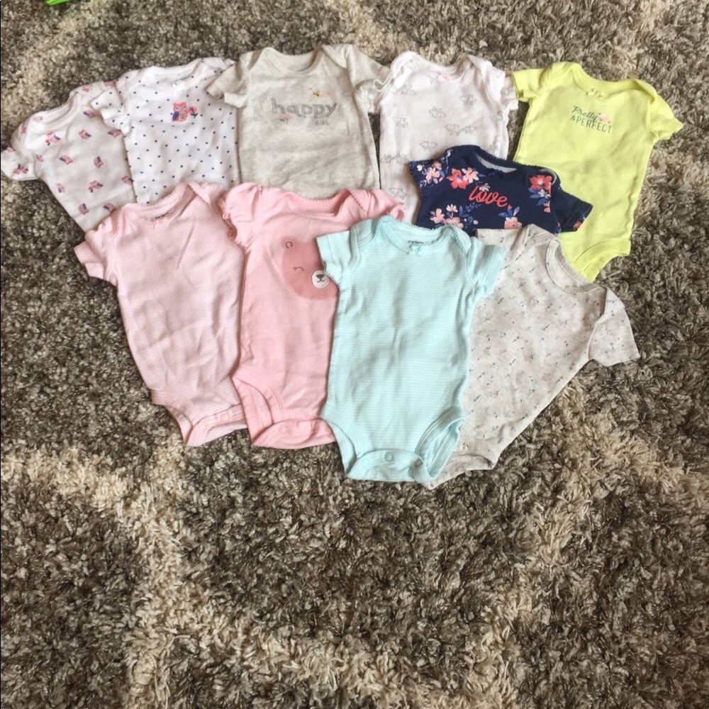 ✨New Bundle of 10 Carter’s newborn onesies✨